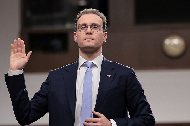 19일(현지시간)  미국 워싱턴 D.C. 의사당에서 열린 상원 농업위원회 인준 청문회에서 마이클 셀릭 CFTC(상품선물거래위원회) 위원장 지명자가 증언에 앞서 선서를 하고 있다. [로이터]