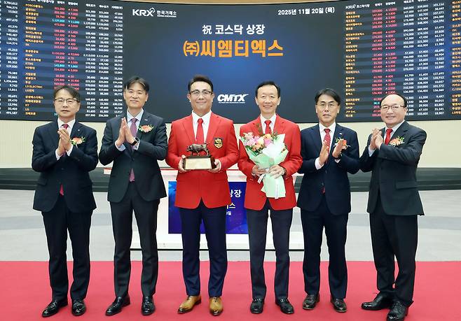한국거래소 코스닥시장본부는 20일 오전 서울 영등포구 한국거래소 서울사옥 홍보관에서 반도체 장비용 소재·부품 전문기업인 씨엠티엑스의 코스닥시장 상장기념식을 개최했다. 김대영(왼쪽부터) 한국IR협의회 부회장, 민경욱 한국거래소 코스닥시장본부장, 박성훈 씨엠티엑스 대표이사, 박종화 씨엠티엑스 대표이사, 성주완 미래에셋증권 부사장, 강왕락 코스닥협회 부회장이 상장기념패 전달 후 기념 촬영을 하고 있다. [한국거래소 제공]