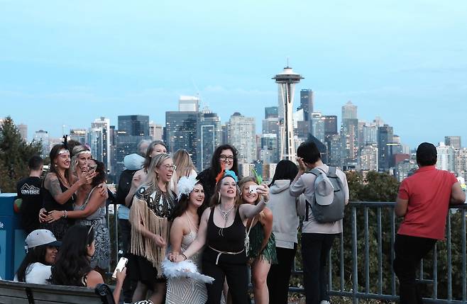 스페이스니들은 ‘브라이덜 샤위’의 배경이 되기도 한다.