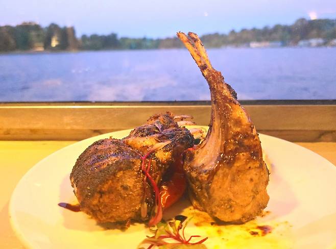 월래밋강 디너크루즈의 토마호크 양갈비의 맛은 북미 최고 중 하나로 평가받는다.