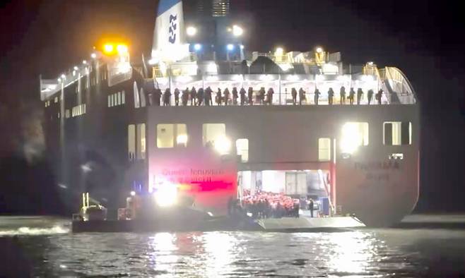 [신안=뉴시스] 19일 오후 전남 신안군 장산면 족도에서 승객 260여명을 태운 여객선이 좌초했다. (사진=목포해양경찰서 제공). photo@newsis.com *재판매 및 DB 금지