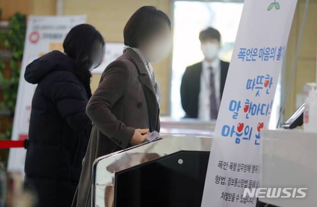 [서울=뉴시스]배훈식 기자 = 2020년 11월 23일 오전 서울 종로구 정부서울청사로 공무원들이 출근하고 있다. (사진은 기사와 직접 관련 없습니다) 2020.11.23. dahora83@newsis.com