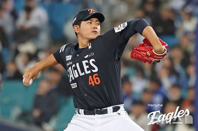 [서울=뉴시스] 프로야구 한화 이글스의 우완 불펜 이태양이 4일 대구 삼성라이온즈파크에서 열린 2025 신한 쏠뱅크 삼성 라이온즈와의 경기에 등판해 역투하고 있다. (사진=한화 이글스 제공) 2025.11.19.