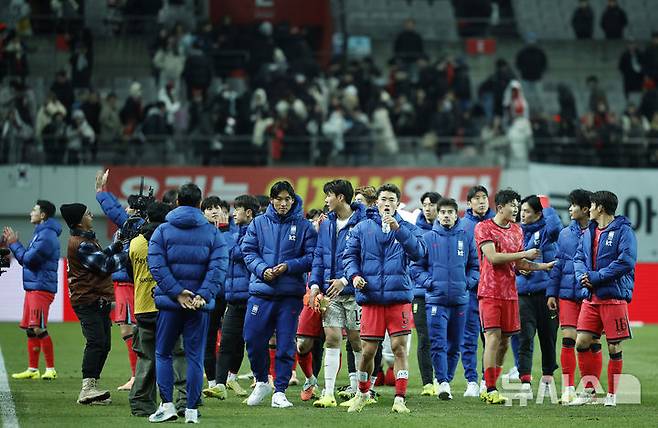 [서울=뉴시스] 정병혁 기자 = 18일 오후 서울 마포구 서울월드컵경기장에서 열린 축구 국가대표팀 평가전 대한민국과 가나의 경기, 1-0으로 승리한 대한민국 선수들이 관중에게 인사하고 있다. 2025.11.18. jhope@newsis.com