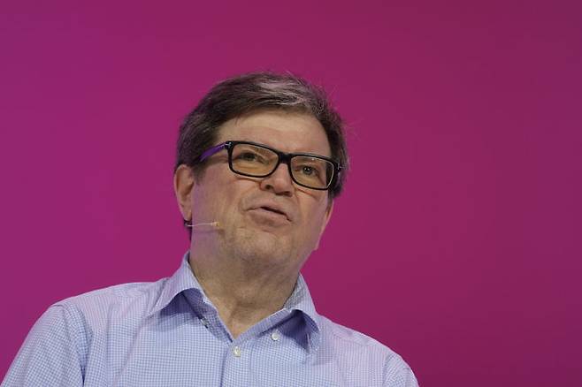 [파리=AP/뉴시스]  프랑스 파리에서 열린 2024년 6월 15일의 스타트업 박람회 '비바 테크놀로지(비바 테크)'에서 얀 르쿤 메타 수석 AI과학자가 연설하고 있다.  *재판매 및 DB 금지