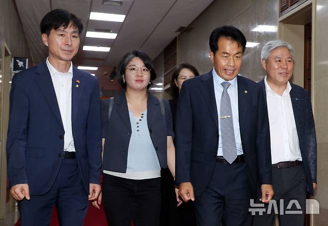 [서울=뉴시스] 조성봉 기자 = 서왕진(오른쪽부터) 조국혁신당 원내대표, 윤종오 진보당 원내대표, 용혜인 기본소득당 대표, 한창민 사회민주당 대표가 16일 오후 서울 여의도 국회의장 집무실에서 열린 국회의장-진보개혁4당 원내대표 면담에 참석하고 있다. 2025.07.16. suncho21@newsis.com