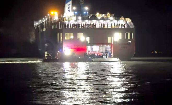 [신안=뉴시스] 19일 오후 전남 신안군 장산면 족도에서 승객 260여명을 태운 여객선이 좌초했다. (사진=목포해양경찰서 제공). photo@newsis.com *재판매 및 DB 금지