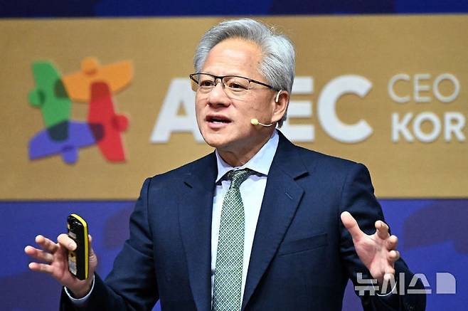 [경주=뉴시스] 추상철 기자 = 젠슨 황 엔비디아 최고경영자(CEO)가 지난달 31일 경북 경주예술의전당에서 열린 아시아태평양경제협의체(APEC) CEO 서밋에서 특별세션 기조연설을 하고 있다. (공동취재) 2025.11.20. photo@newsis.com