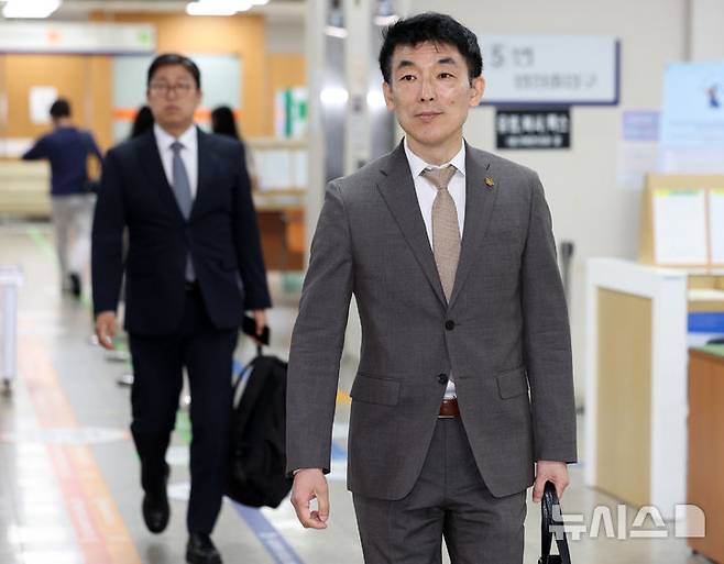 [서울=뉴시스] 이영환 기자 = 김용현 전 국방부 장관의 변호인 이하상, 유승수 변호사가 지난 6월25일 오전 서울 서초구 서울중앙지방법원에서 열린 김 전 장관의 구속영장 심문기일에 출석하고 있다. 2025.06.25. 20hwan@newsis.com