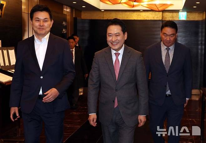 [서울=뉴시스] 조성봉 기자= 장동혁 국민의힘 대표가 지난 19일 오후 서울 여의도의 한 식당에서 열린 중진의원 모임에 참석하고 있다. 왼쪽부터 김태호 의원, 장 대표, 정희용 사무총장. 2025.11.19. suncho21@newsis.com