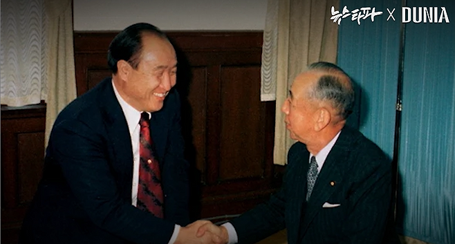 문선명 전 통일교 교주(왼쪽)와 아베 외조부 기시 노부스케 전 총리(오른쪽)