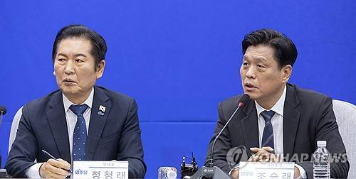 전국기초·광역의회의원협의회 간담회에서 인사말 하는 조승래 사무총장 (서울=연합뉴스) 황광모 기자 = 더불어민주당 조승래 사무총장(오른쪽)이 18일 국회에서 열린 전국기초·광역의회의원협의회 간담회에 참석해 인사말을 하고 있다. 2025.11.18 hkmpooh@yna.co.kr