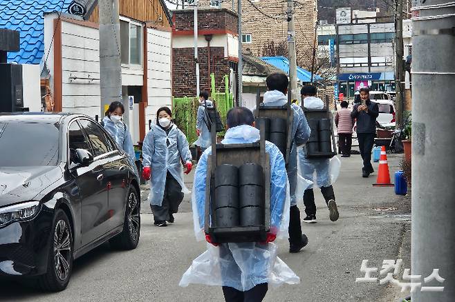 20일 오전 강원 춘천시 근화동의 한 가정으로 연탄을 배달하는 봉사자들의 모습. 구본호 기자