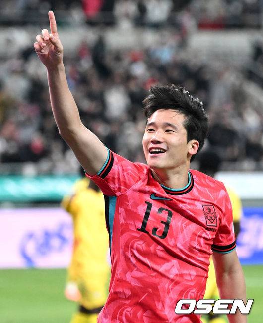 [OSEN=서울월드컵경기장, 이대선 기자] 홍명보호가 어려운 경기 끝에 2025년 마지막 A매치를 승리로 장식했다.홍명보 감독이 이끄는 한국 축구대표팀은 18일 오후 8시 서울월드컵경기장에서 열린&nbsp;11월 A매치 두 번째 친선경기에서&nbsp;'아프리카 강호' 가나를 상대로 1-0 승리했다.내달 2026 국제축구연맹(FIFA) 북중미 월드컵 조 추첨을 앞두고 열리는 마지막 평가전이었다.&nbsp;한국은 가나까지 잡아내면서 사상 최초로&nbsp;월드컵 포트 2를 확정하게 됐다.후반 대한민국 이태석이 선제골을 성공시키고 환호하고 있다. 2025.11.18 /sunday@osen.co.kr