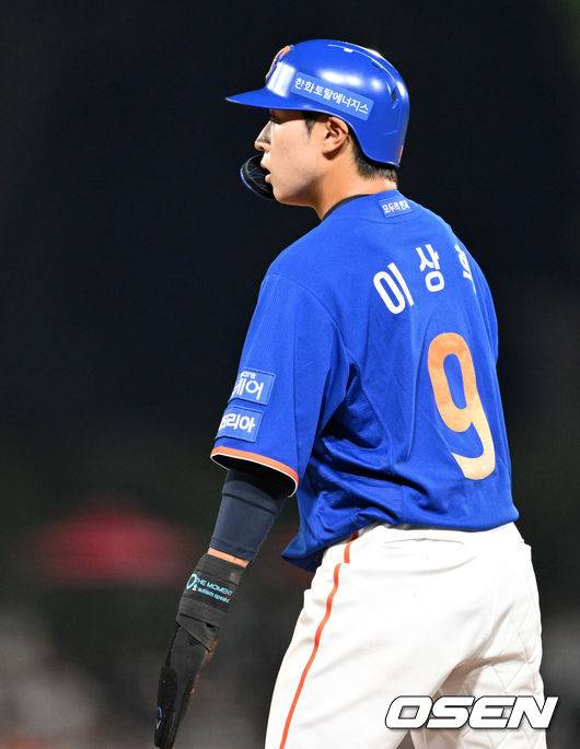 [OSEN=광주, 이대선 기자] KIA 타이거즈가 2연승을 달렸다. KIA는 1일 광주-기아 챔피언스필드에서 열린 2025 프로야구 신한은행 SOL bank KBO리그 한화 이글스와의 경기를 3-2로 승리했다. 이의리가 5이닝 2실점으로 막았고 이적생 김시훈 7아웃 홀드, 한재승이 무실점 세이브로 한 점차를 지켰다. 한준수의 역전타도 빛났다. 7연패후 연승을 이루며 8월을 힘차게 출발했다. 한화는 2위 LG에 1경기차로 쫓겼다.경기 종료 후 주루사로 물러난 한화 이상혁이 아쉬워하고 있다. 2025.08.01 /sunday@osen.co.kr