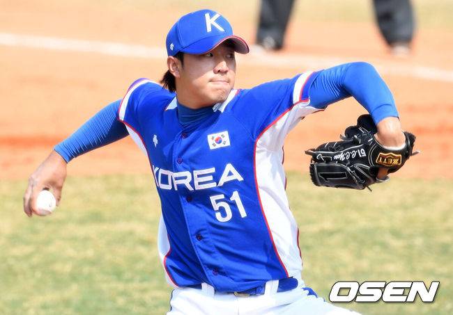 [OSEN=자카르타(인도네시아), 손용호 기자] 30일(이하 한국시간) 인도네시아 자카르타 겔로라 붕 카르노(GBK) 야구장에서 '2018 자카르타-팔렘방 아시안게임' 슈퍼라운드 첫 경기 한국과 일본의 경기가 열렸다.8회말 한국 투수 최충연이 힘차게 공을 뿌리고 있다. /spjj@osen.co.kr