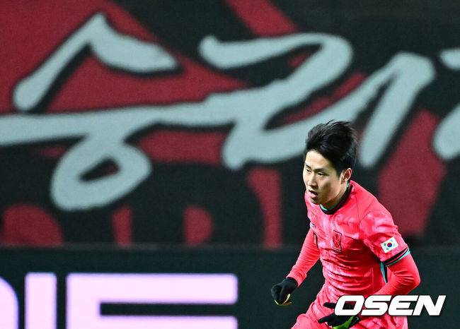 [OSEN=서울월드컵경기장, 지형준 기자] 홍명보 감독이 이끄는 대한민국 축구대표팀이 18일 오후 서울월드컵경기장에서 아프리카 강호 가나와 평가전을 가졌다.홍명보호의 2025년의 끝을 장식할 경기다. 내달 2026 국제축구연맹(FIFA) 북중미 월드컵 조 추첨을 앞두고 열리는 마지막 평가전이기도 하다. 현재 한국은 가나전 결과와 상관없이 사실상 월드컵 포트 2가 확정된 상태다. 아프리카 예선을 뚫고 북중미행에 성공한&nbsp;가나는 FIFA 랭킹 73위다.&nbsp;22위 한국보다는 51계단&nbsp;낮다. 하지만 통산 전적에서 4승 3패로 한국보다 우위다.&nbsp;전반 대한민국 이강인이 드리블을 하고 있다. 2025.11.18 /jpnews@osen.co.kr