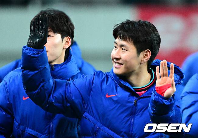 [OSEN=서울월드컵경기장, 지형준 기자] 홍명보 감독이 이끄는 한국 축구대표팀이 18일 오후 8시 서울월드컵경기장에서 열린&nbsp;11월 A매치 두 번째 친선경기에서&nbsp;'아프리카 강호' 가나를 상대로 1-0 승리했다.내달 2026 국제축구연맹(FIFA) 북중미 월드컵 조 추첨을 앞두고 열리는 마지막 평가전이었다.&nbsp;한국은 가나까지 잡아내면서 사상 최초로&nbsp;월드컵 포트 2를 확정하게 됐다. 이로써 대표팀은 홍명보 감독이 부임한 뒤 처음으로 A매치 2연전에서 나란히 승리를 거두게 됐다.경기를 마치고 대한민국 이강인이 팬들에게 인사를 하고 있다. 2025.11.18 /jpnews@osen.co.kr