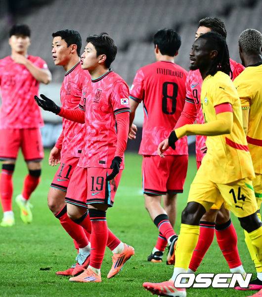 [OSEN=서울월드컵경기장, 지형준 기자] 홍명보 감독이 이끄는 대한민국 축구대표팀이 18일 오후 서울월드컵경기장에서 아프리카 강호 가나와 평가전을 가졌다.홍명보호의 2025년의 끝을 장식할 경기다. 내달 2026 국제축구연맹(FIFA) 북중미 월드컵 조 추첨을 앞두고 열리는 마지막 평가전이기도 하다. 현재 한국은 가나전 결과와 상관없이 사실상 월드컵 포트 2가 확정된 상태다. 아프리카 예선을 뚫고 북중미행에 성공한&nbsp;가나는 FIFA 랭킹 73위다.&nbsp;22위 한국보다는 51계단&nbsp;낮다. 하지만 통산 전적에서 4승 3패로 한국보다 우위다.&nbsp;후반 대한민국 이강인, 황희찬이 심판 판정에 불만을 나타내고 있다. 2025.11.18 /jpnews@osen.co.kr