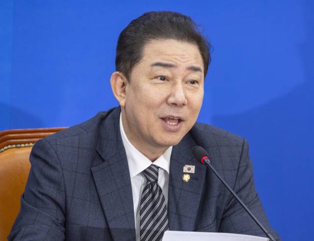 ▲더불어민주당 김병기 원내대표와 원내지도부들이 20일 국회에서 열린 정책조정회의에서 발언하고 있다. ⓒ연합뉴스