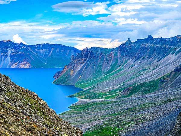 남파에서 바라본 동파. '갈 수 없는 동파'를 남파에서 카메라를 당겨 가까이 본다. 장군봉이 오뚝하고, 그곳까지 천지의 둘레길이 거칠고 험하다.