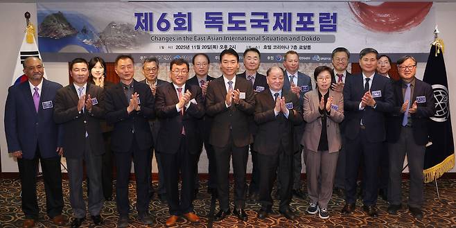 세계일보, 경상북도 공동주최로 20일 서울 중구 호텔코리아나에서 열린 ‘제6회 독도국제포럼’에서 참석자들이 기념 촬영을 하고 있다. 사진 앞줄 왼쪽부터 묵테다르 칸 미국 델라웨어대 교수, 곽진오 배재대 연구교수, 최재목 영남대 독도연구소 소장, 이경수 영남대 부총장, 박정훈 세계일보 경영총괄부사장, 강창일 전 주일본 한국대사, 최영숙 경상북도 환동해지역본부장, 박희준 세계일보 편집인, 김영수 전 영남대 교수. 뒷줄 왼쪽부터 채지혜 한양대 연구교수, 이면우 전 세종연구소 부소장, 손기섭 부산외대 명예교수, 송휘영 영남대 독도연구소 연구교수, 알렉산더 부크 일본 와세다대 교수, 홍성근 동북아역사재단 연구위원, 흥윙록 홍콩 중문대 교수. 남정탁 기자