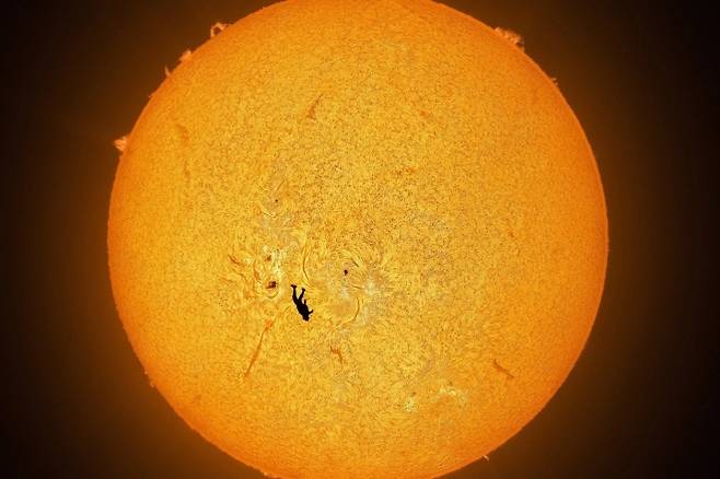 미국 천체 사진작가 앤드루 매카시가 촬영한 ‘이카로스의 추락’. 스카이다이버가 태양 채층(Chromosphere) 앞을 스쳐 지나가는 장면을 담은 첫 사례로 평가된다. 앤드루 매카시 인스타그램