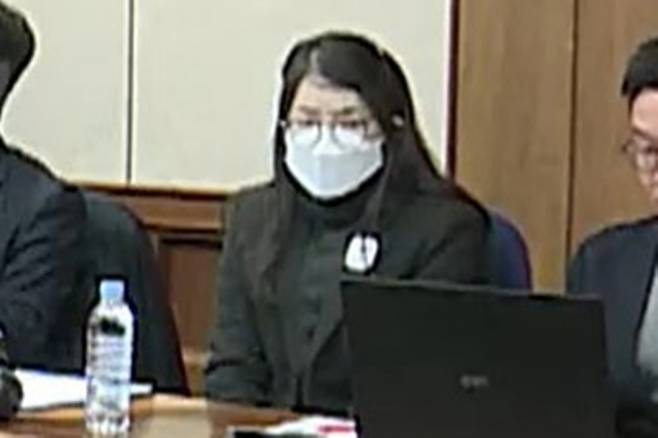 법원이 지난 19일 진행된 김건희 여사 재판의 촬영 중계를 일부 허용하면서 재판에 출석한 김 여사의 모습이 공개됐다. 김 여사가 마스크를 착용한 채 이날 서울중앙지법 형사합의27부(부장 우인성) 심리로 열린 재판에서 피고인석에 앉아있다. 서울중앙지법 제공