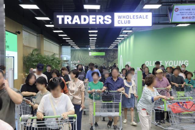 트레이더스 구월점에서 고객들이 쇼핑하고 있다. 사진 제공=이마트