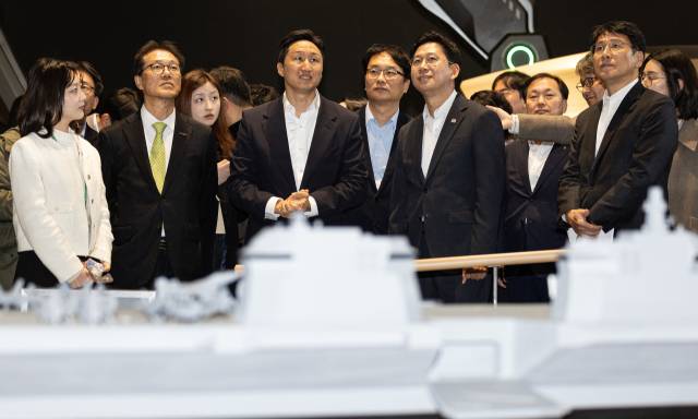 배경훈 부총리 겸 과학기술정보통신부 장관과 정기선 HD현대 회장이 20일 경기도 성남시 분당구 HD현대글로벌R&D센터에서 열린 HD현대·UNIST 등 ‘조선·해양 산업 AI 업무협약 체결식’에 앞서 전시물을 살펴보고 있다. 뉴스1