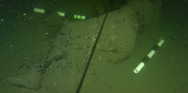 장화를 신은 채 옆으로 누워 있는 듯한 유골의 모습. 아직 인양되지 않았다. ⓒ조세이 탄광 수몰사고를 역사에 새기는 모임