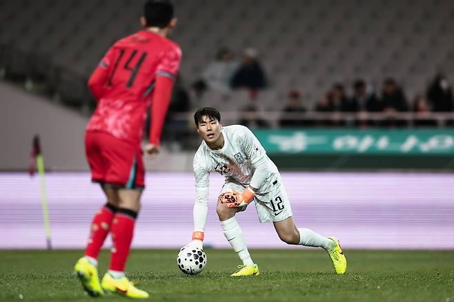 축구국가대표팀 골키퍼 송범근(뒤)은 18일 가나와 평가전에서 40개월만에 개인 통산 2번째 A매치를 치렀다. 그는 소속팀 전북에서 보여준 활약을 대표팀에서도 이어갔다. 사진제공│대한축구협회