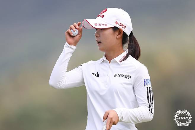KLPGA 투어 2025시즌 최종전 우승자 황유민이 내년 미국 무대 진출에 앞서 100% 온라인 팬 투표로 선정되는 인기상 2연패에 도전한다. 사진제공 | KLPGA