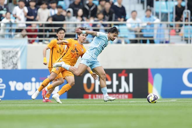 제주와 대구가 운명의 K리그1 37라운드 맞대결을 앞두고 있다. 두 팀은 이번 시즌 1승1무1패로 팽팽한 가운데 ‘대구의 왕’ 세징야(앞)의 출전에 시선이 모아진다. 사진제공｜한국프로축구연맹