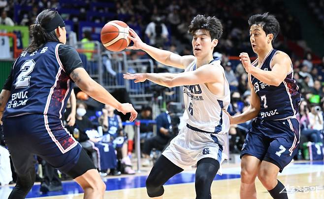 소노 이정현(가운데)이 20일 부산 사직체육관에서 열린 KCC전 도중 최준용(왼쪽)과 허훈의 수비를 피해 패스를 하고 있다. 사진제공｜KBL