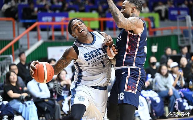 소노 네이던 나이트(왼쪽)가 20일 부산 사직체육관에서 열린 KCC전 도중 숀 롱의 수비를 뚫기 위해 애쓰고 있다. 사진제공|KBL