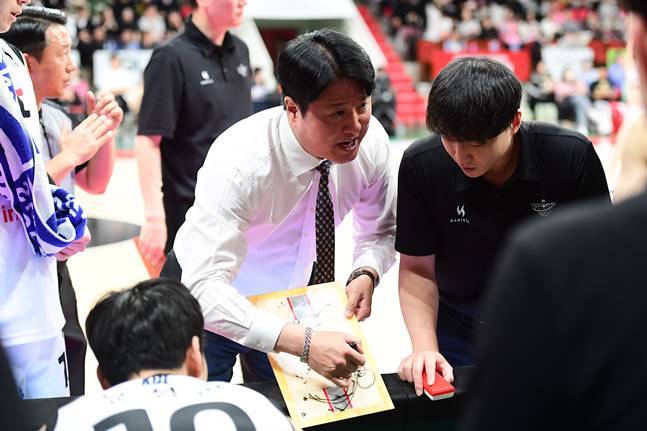 문경은(가운데) 수원KT 감독이 작전타임 중 선수들에게 지시하고 있다. /사진=KBL 제공