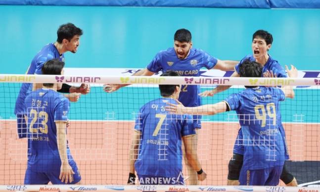 아라우조(왼쪽)가 득점 후 동료들과 기뻐하고 있다. /사진=김진경 대기자