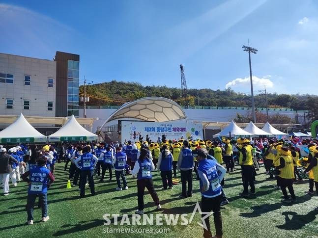 중랑구민 체육대회에서 체조를 하고 있는 구민들. /사진=박수진 기자