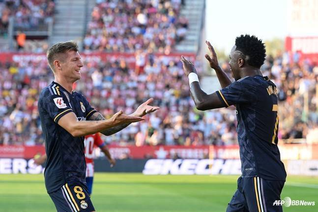 토니 크로스(왼쪽)와 비니시우스 주니오르가 하이파이브하고 있다. /AFPBBNews=뉴스1