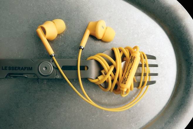 걸그룹 르세라핌의 곡&nbsp;‘스파게티(SPAGHETTI)’ 콘셉트에서 차용한 유선이어폰 줄을 정리하는 굿즈. 르세라핌 공식 인스타그램 계정 캡쳐