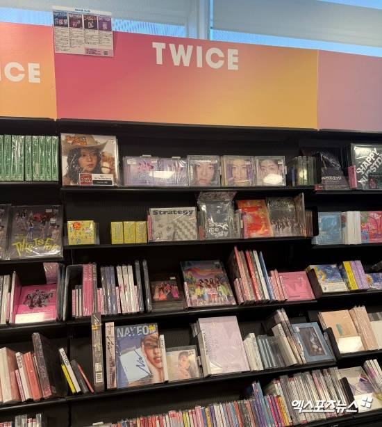 트와이스 앨범 코너.