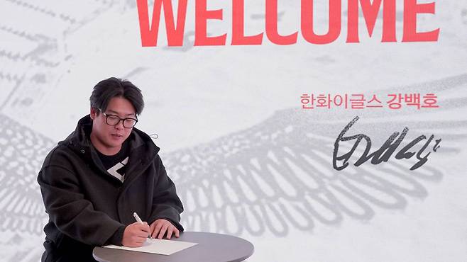 한화 이글스는 20일 강백호와 4년 최대 100억원(계약금 50억원, 연봉 30억원)에 FA 계약을 맺었다고 공식 발표했다.&nbsp;한화는 올 시즌 32홈런을 기록한 우타 거포 노시환과 함께 강백호라는 좌타 거포의 합류를 통해 강력하고 위압감 있는 타선을 구축할 수 있게 됐다고 기대했다. 한화 이글스