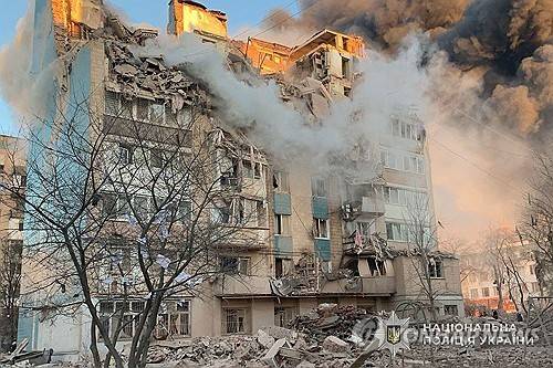 러시아 공습에 파괴된 테르노필 아파트 [우크라이나 경찰 텔레그램 캡처. 재판매 및 DB 금지]