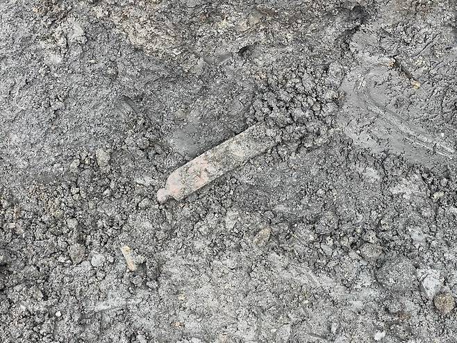 '부적' 목간 출토 모습      (서울=연합뉴스) 경기 양주시와 기호문화유산연구원은 올해 양주 대모산성에서 진행된 15차 발굴 조사에서 목간(木簡·글씨를 쓴 나뭇조각) 3점과 백제시대에 제작된 것으로 추정되는 토기 등을 확인했다고 20일 밝혔다. 
    이번 조사는 국가유산청으로부터 예산 8억원을 지원받아 대모산성 내부의 낮은 곳, 즉 하단부로 추정되는 일대를 집중적으로 살폈다. 사진은 주술적 목적으로 쓴 것으로 추정되는 목간 출토 모습. 2025.11.20 [양주시·기호문화유산연구원 제공. 재판매 및 DB 금지]
    photo@yna.co.kr