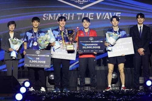 프로탁구리그 시상대에 함께 선 장우진(왼쪽에서 4번째)과 박규현(왼쪽에서 3번째). [한국프로탁구연맹 제공. 재판매 및 DB 금지]