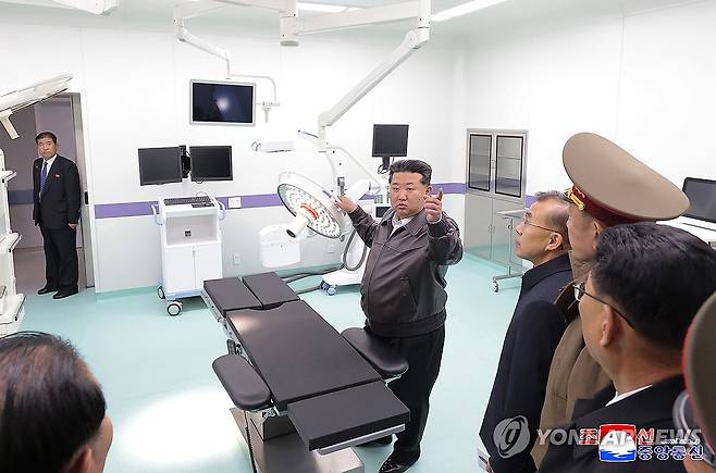 평양 외곽 강동군병원 9달만에 준공...김정은 참석 (평양 조선중앙통신=연합뉴스) 김정은 북한 국무위원장이 지난 19일 진행된 평양시 외곽 강동군병원 준공식에 참석해 기념 연설을 하고 준공 테이프를 끊었다고 조선중앙통신이 20일 보도했다. 2025.11.20 
    [국내에서만 사용가능. 재배포 금지. For Use Only in the Republic of Korea. No Redistribution] nkphoto@yna.co.kr