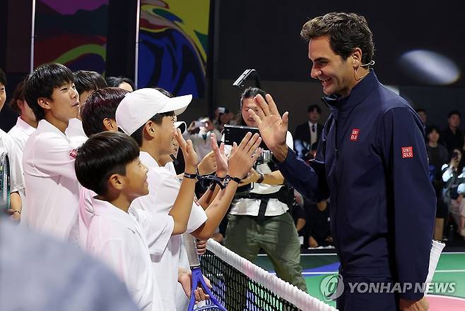 유소년 선수들과 인사 나누는 로저 페더러 (서울=연합뉴스) 이동해 기자 = 로저 페더러가 13일 서울 중구 신라호텔에서 열린 유니클로의 미래 세대 육성 캠페인 '로저 페더러와 함께하는 세계 여행' 행사에서 국내 유소년 선수들과 인사를 나누고 있다. 2025.10.13 eastsea@yna.co.kr