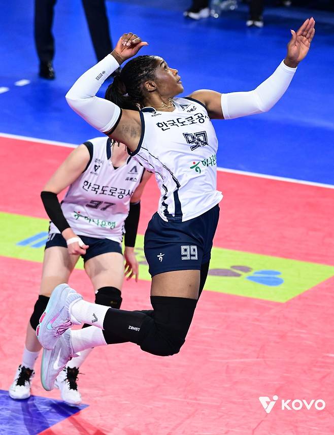 스파이크하는 한국도로공사의 모마 [한국배구연맹 제공. 재판매 및 DB 금지]