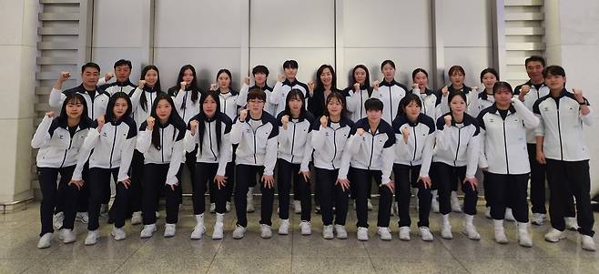 출국 전 기념사진을 찍은 여자 핸드볼 국가대표 선수단.  [대한핸드볼협회 제공. 재판매 및 DB 금지]
